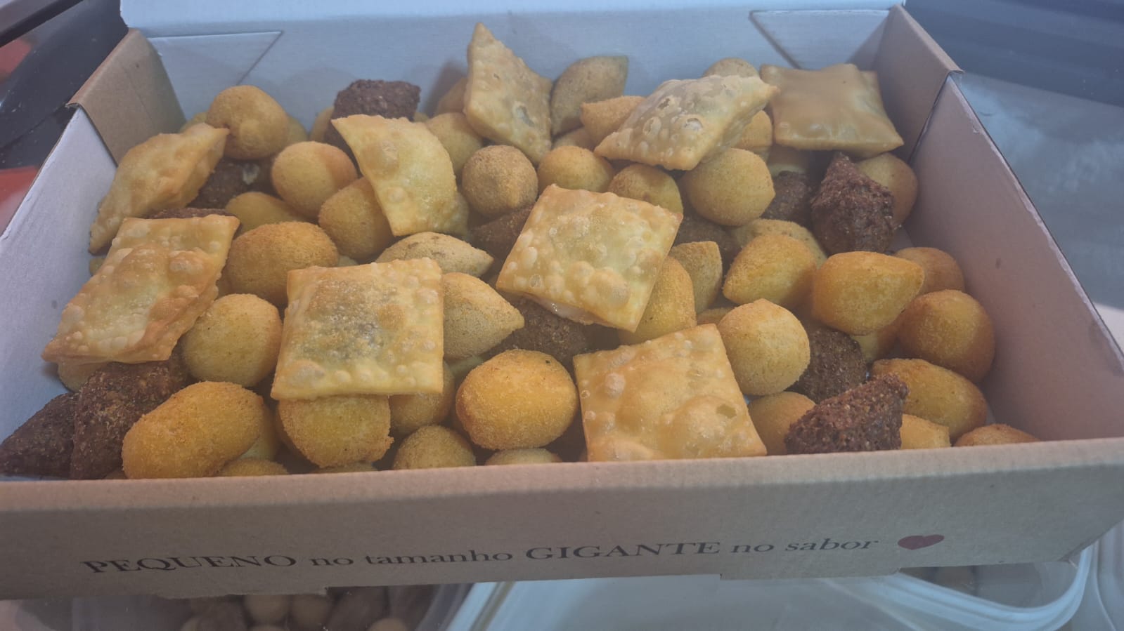 Caixa mista de mini salgadinhos Salgadelli